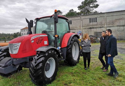 Ovidio Rodeiro presenta o novo tractor de limpeza de Mazaricos para previr os incendios forestais